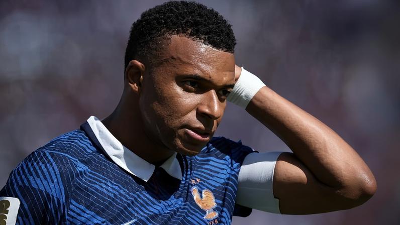 Mbappé em ação durante jogo entre França e Senegal na Copa do Mundo