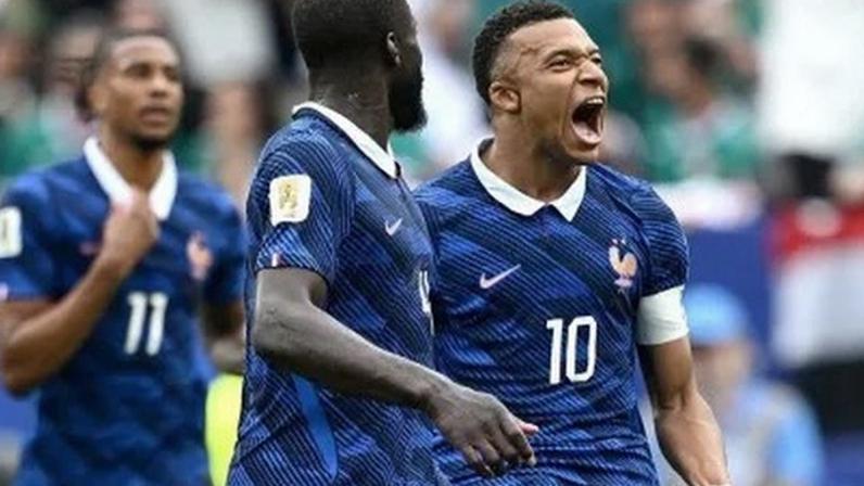 Mbappé comemora seu gol pela França contra Iraque
