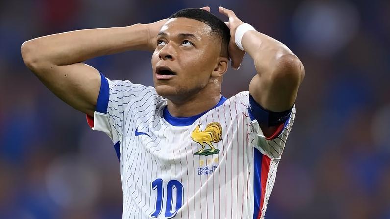 Mbappé se lamenta durante Espanha x França, jogo da Eurocopa