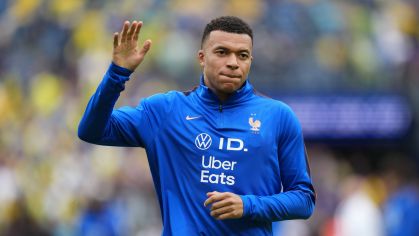 Kylian Mbappé, da França, acena para os torcedores antes do amistoso entre Brasil e França