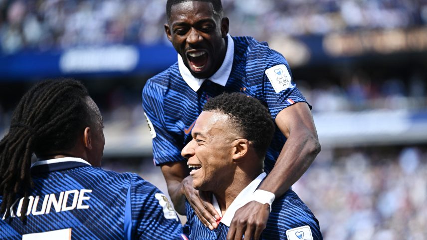 Mbappé na comemoração do gol em França x Senegal — Foto: Reuters