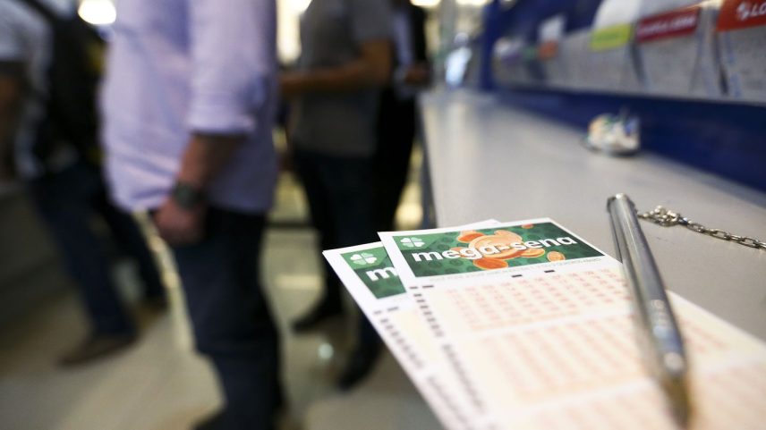 Apostadores fazem fila em casa lotérica. A Caixa Econômica Federal sorteia hoje (08) as seis dezenas do concurso 2.149 da Mega-Sena acumulada, que deve pagar um prêmio de R$ 170 milhões.