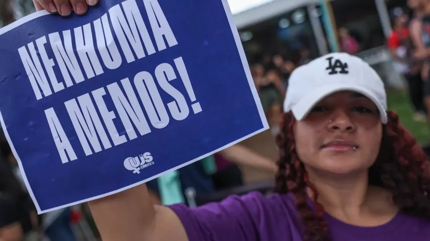 Brasília (DF), 07/12/2025 - O Levante Mulheres Vivas realiza ato na área central de Brasília para denunciar o feminicídio e todas as formas de violência contra mulheres. Foto: Marcelo Camargo/Agência Brasil