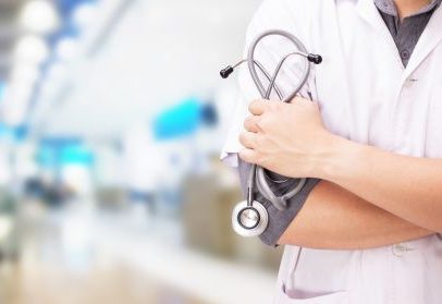 Médico é preso no PR por ameaças e transforma sala de hospital em apartamento
