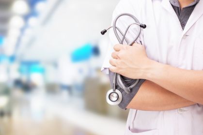 Médico segurando aparelho de coração