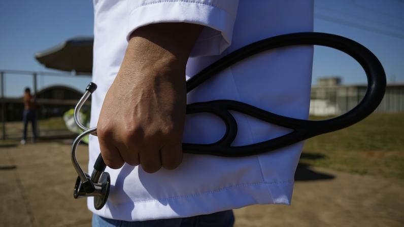 Imagem de médico segurando um estetoscópio - Metrópoles