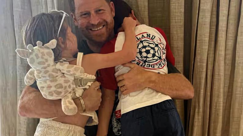 Meghan Markle posta foto rara de Príncipe Harry com os filhos — Foto: reprodução/instagram