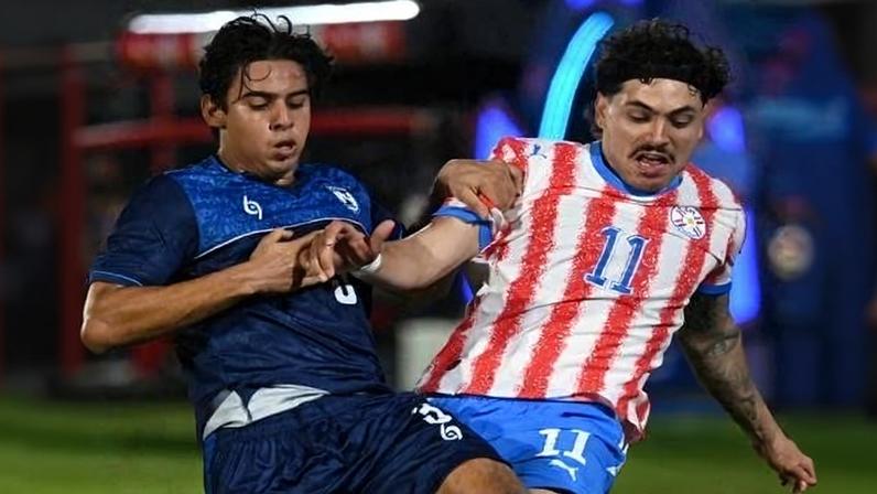 Meia Mauricio disputa a bola durante o amistoso entre Paraguai e Nicarágua