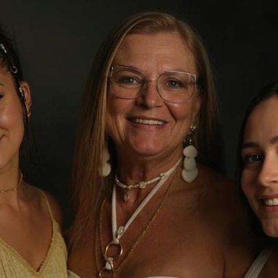 Mel Maia e irmã recebem diamantes feitos com cinzas da mãe