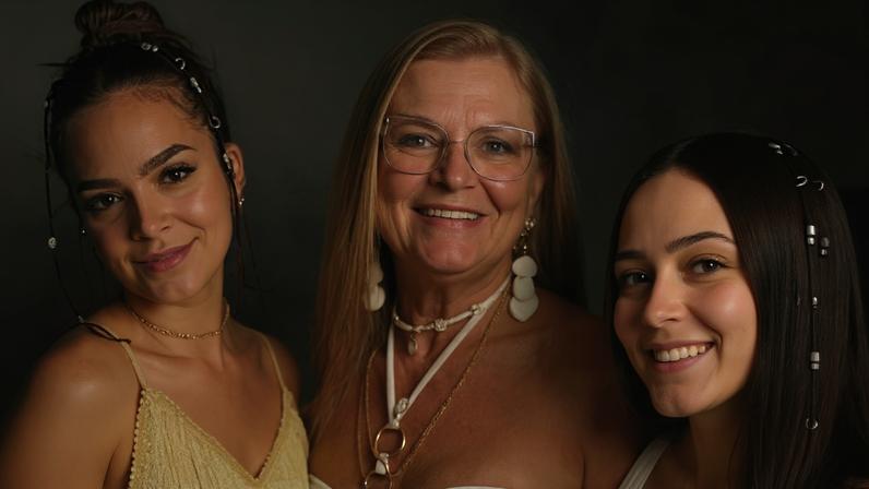 Mel Maia e irmã recebem diamantes feitos com cinzas da mãe