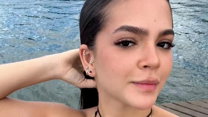 Mel Maia ostenta corpaço de biquíni em viagem com namorado