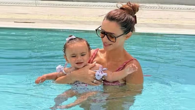Bruna Biancardi curte piscina com Mel e Mavie, filhas de Neymar