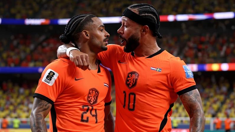 Memphis comemora com Summerville após dar assistência para o atacante marcar em Holanda X Suécia pela Copa do Mundo 2026