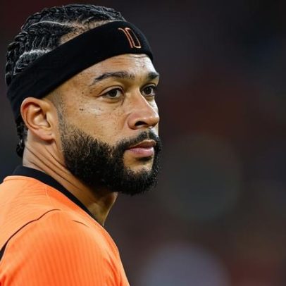 Argélia vence Holanda com golaço no fim, no retorno de Memphis