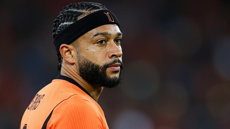 Memphis Depay, atacante da Holanda, em ação durante amistoso contra a Argélia