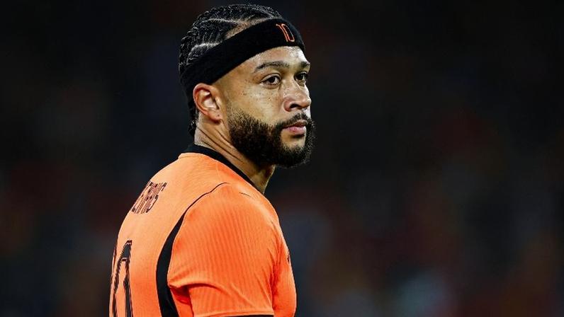 Memphis Depay, atacante da Holanda, em ação durante amistoso contra a Argélia
