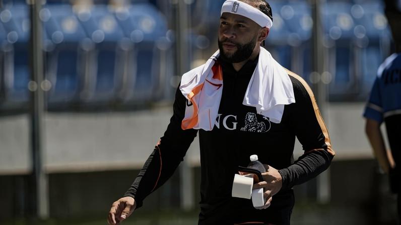 Memphis Depay antes de amistoso contra o Uzbequistão