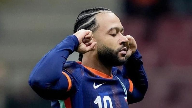 Memphis Depay comemora gol em Polônia x Holanda, duelo das Eliminatórias Europeias