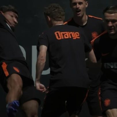 Memphis Depay faz entrada firme em companheiro durante treino da Holanda