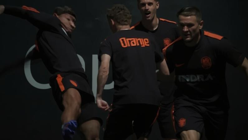 Memphis Depay dá entrada dura em Noa Lang durante treino da Holanda