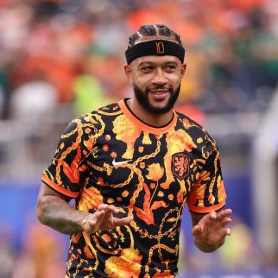Técnico da Holanda vê melhora física de Memphis e não descarta titularidade