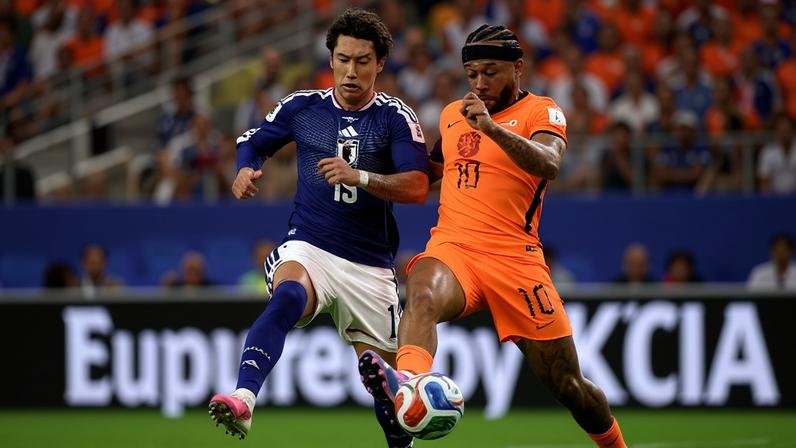Memphis Depay disputa a bola com Daichi Kamada em Holanda x Japão, pela Copa do Mundo