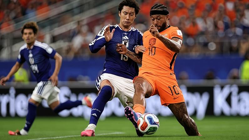 Memphis Depay disputa a bola com Daichi Kamada em Holanda x Japão pela Copa do Mundo
