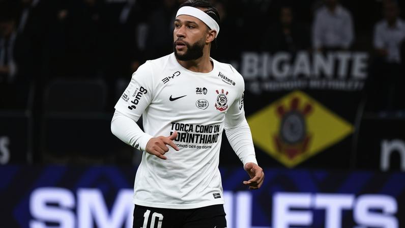 Memphis Depay durante partida contra o Atlético-MG pelo Brasileirão