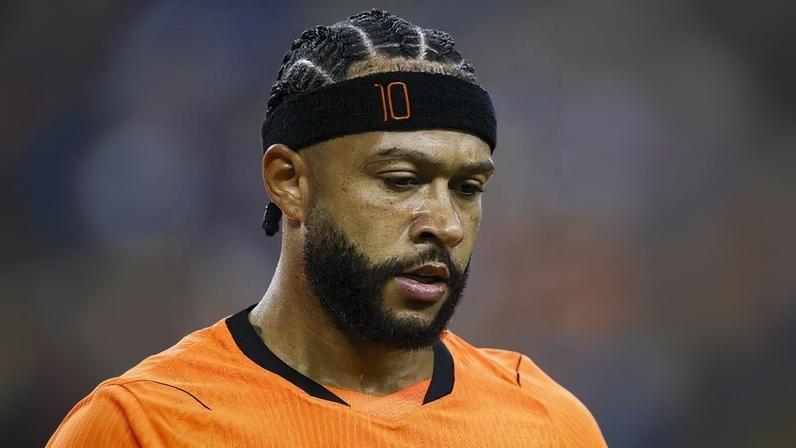 Memphis Depay em ação em Holanda x Japão, pela Copa do Mundo