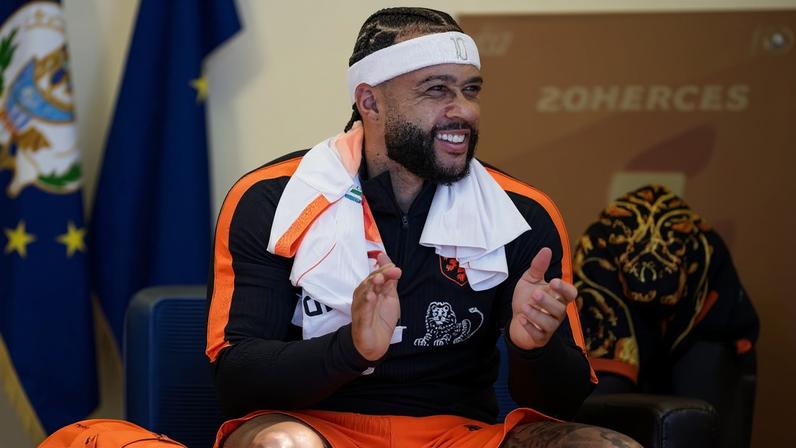 Memphis Depay iniciou amistoso da Holanda contra Uzbequistão no banco de reservas
