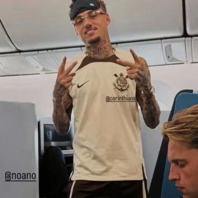 Memphis Depay posta foto de colega da Holanda com uniforme do Corinthians
