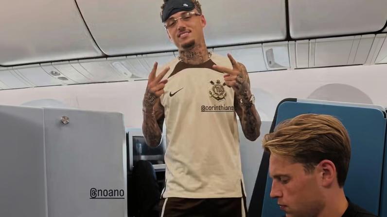 Memphis tirou foto de Lang, companheiro de Holanda, com o uniforme do Corinthians — Foto: Reprodução/Instagram