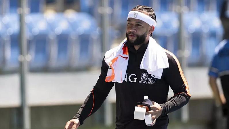 Memphis não entrou em campo na vitória da Holanda contra o Uzbequistão