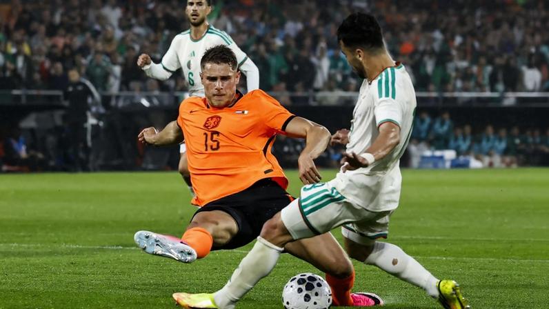 Van de Ven divide bola com Amoura no amistoso entre Holanda e Argélia (Foto: Maurice Van Steen/ANP/AFP)