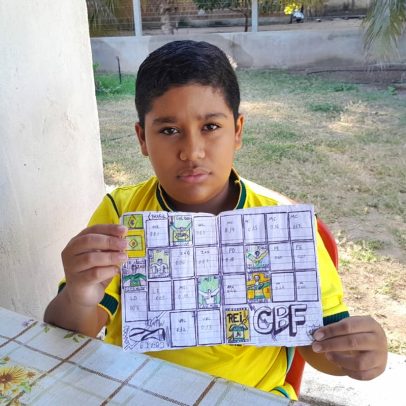 Menino que desenhou álbum da Copa ganha versão original