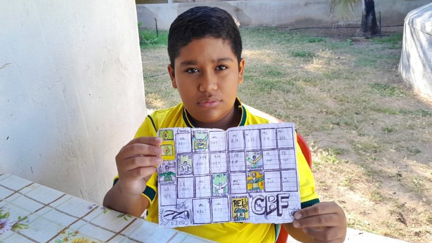 Menino de 11 anos cria álbum da Copa desenhado à mão e viraliza