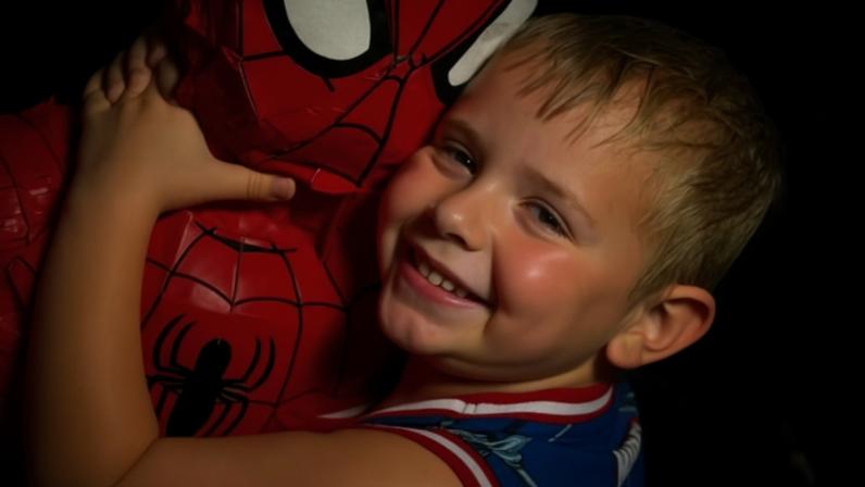 Menino de 5 anos morre misteriosamente ao dormir na casa de amigo: "Nem sabemos o que aconteceu", diz mãe — Foto: People