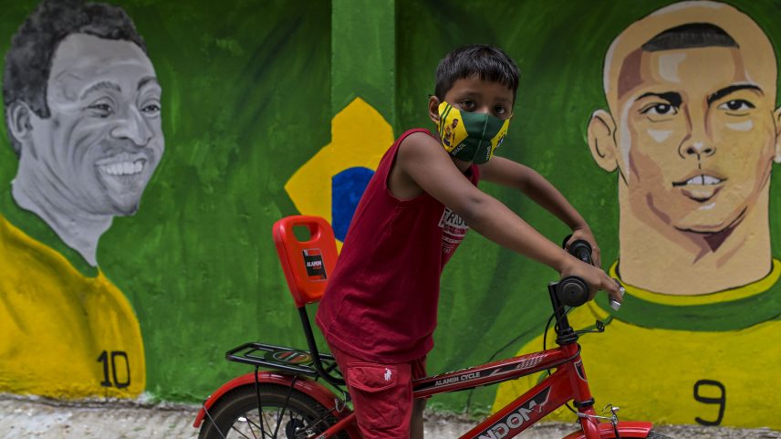Pintura com Pelé e Ronaldo em Dhaka, capital do Senegal — Foto: Zabed Hasnain Chowdhury/NurPhoto/Getty Images
