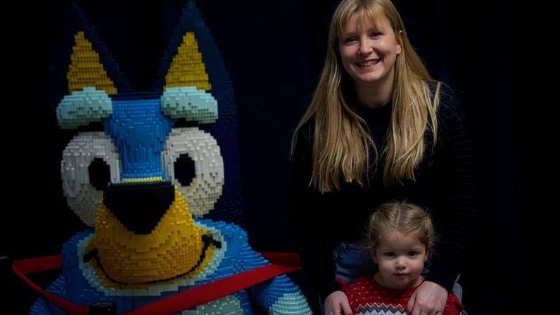 imagem colorida de mãe e filha em Shopping - Metrópoles