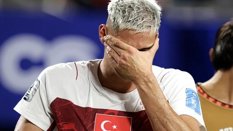 Mert Muldur se lamenta após derrota da Turquia diante do Paraguai pela Copa do Mundo