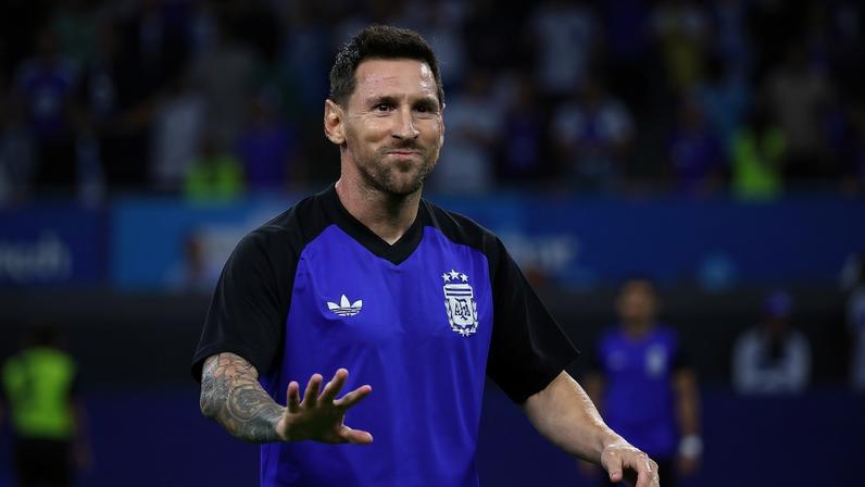 Com Messi no banco, Argentina encara Jordânia pela Copa do Mundo. Siga