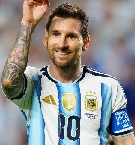 Messi celebra gol em Argentina x Argélia, duelo da Copa do Mundo