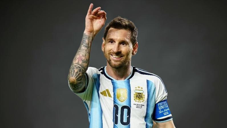 Messi celebra gol em Argentina x Argélia, duelo da Copa do Mundo