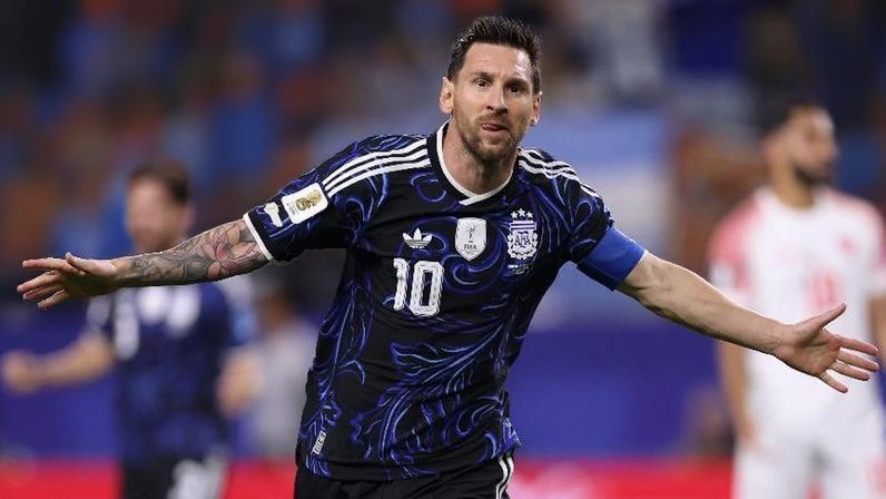 Messi celebra gol em Jordânia x Argentina, jogo da Copa do Mundo