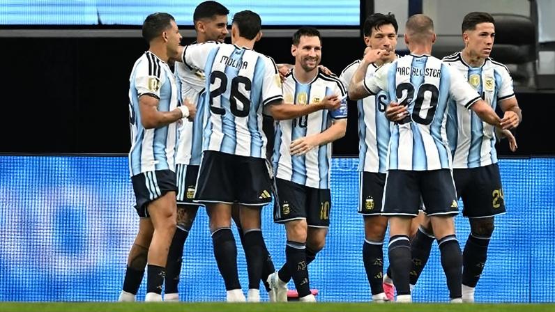 Messi comemora ao marcar no jogo entre Argentina e Austrália