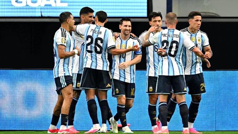 Messi comemora ao marcar no jogo entre Argentina x Áustria, somando 17 gols em Copas do Mundo