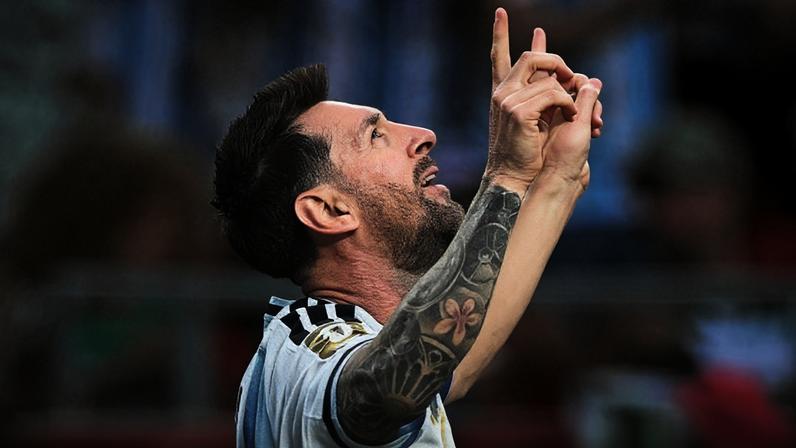Messi comemora gol da Argentina sobre a Argélia em jogo da Copa do Mundo