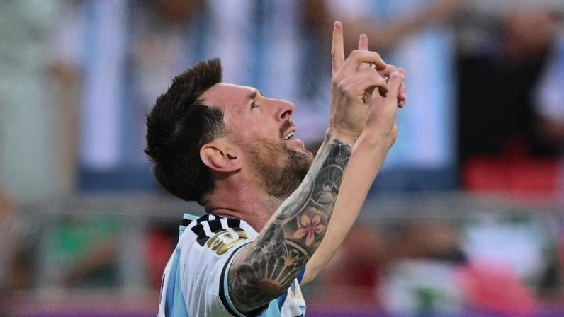 Messi comemora gol da Argentina sobre a Argélia em jogo da Copa do Mundo
