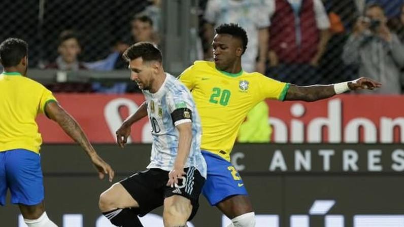 Messi é marcado por Vini Jr durante jogo entre Brasil e Argentina