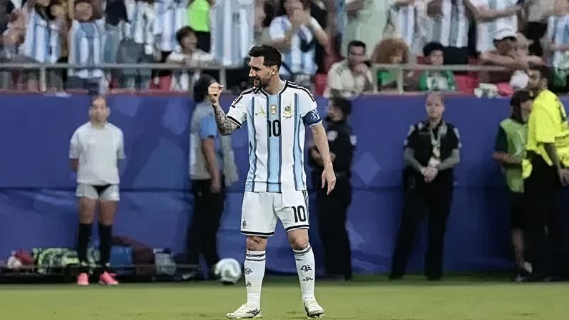 Messi comemora gol sobre a Argélia na Copa do Mundo